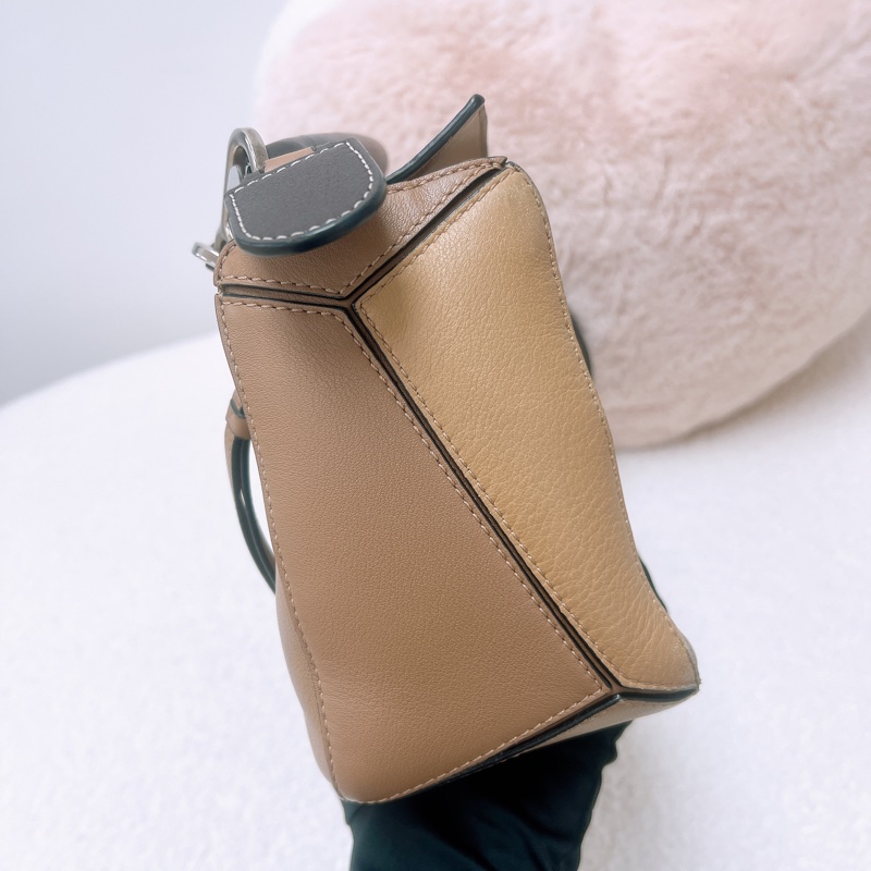 Loewe puzzle 棕色幾何包-6