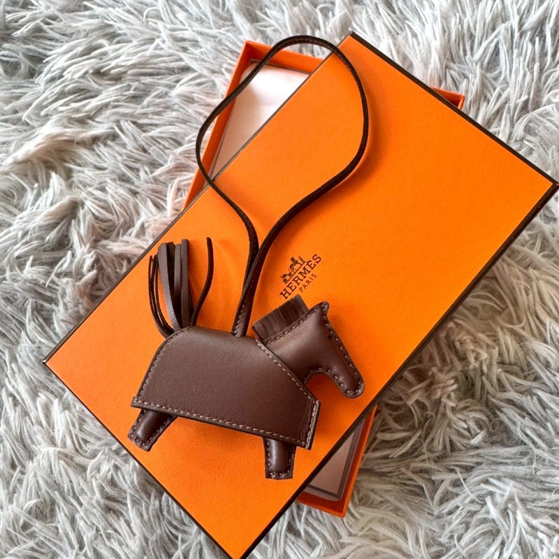 全新 HERMES RODEO Rock PM AC色 馬鞍紅/紅棕 小型 銀扣 鉚釘 小馬 吊飾 現貨-1