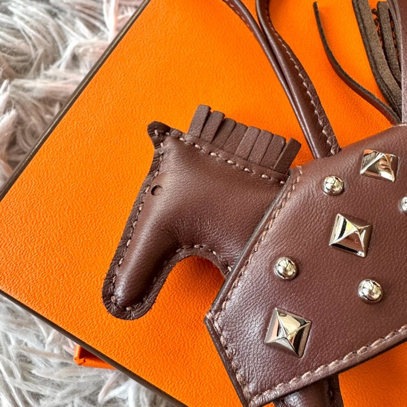 全新 HERMES RODEO Rock PM AC色 馬鞍紅/紅棕 小型 銀扣 鉚釘 小馬 吊飾 現貨-3