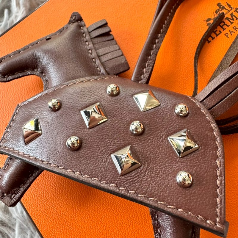 全新 HERMES RODEO Rock PM AC色 馬鞍紅/紅棕 小型 銀扣 鉚釘 小馬 吊飾 現貨-5