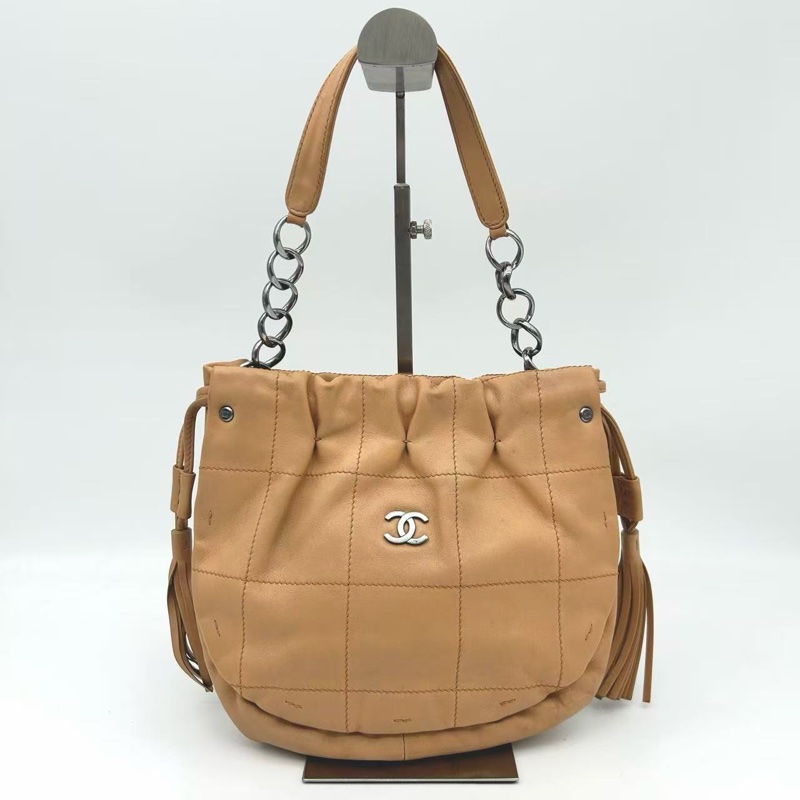 「JL精品代購」 香奈兒卡其色外縫線冰格流蘇抽繩元寶托特手提腋下包-0