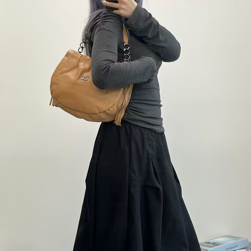 「JL精品代購」 香奈兒卡其色外縫線冰格流蘇抽繩元寶托特手提腋下包-1