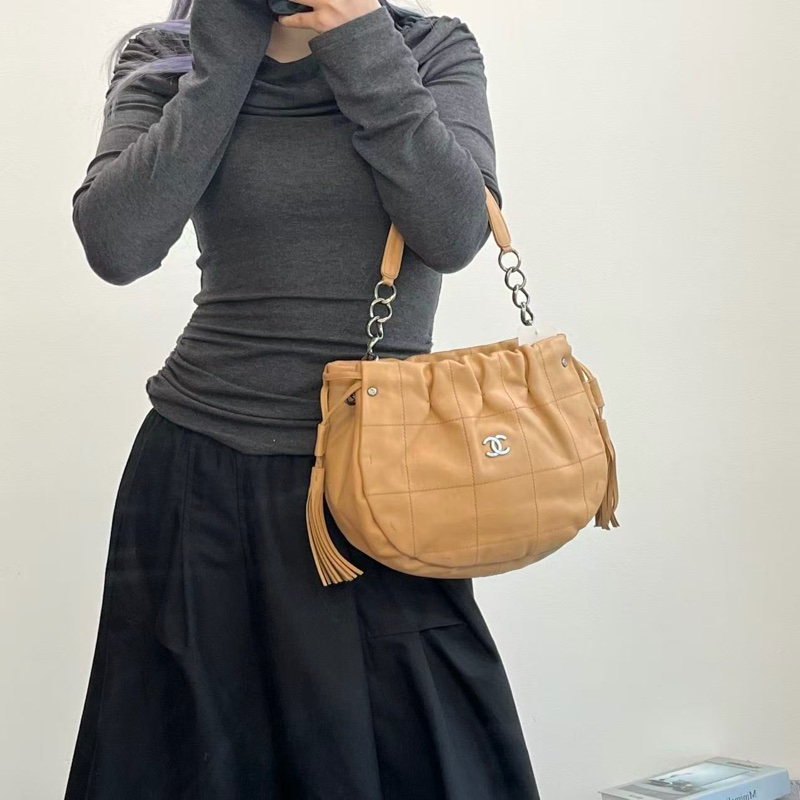 「JL精品代購」 香奈兒卡其色外縫線冰格流蘇抽繩元寶托特手提腋下包-2