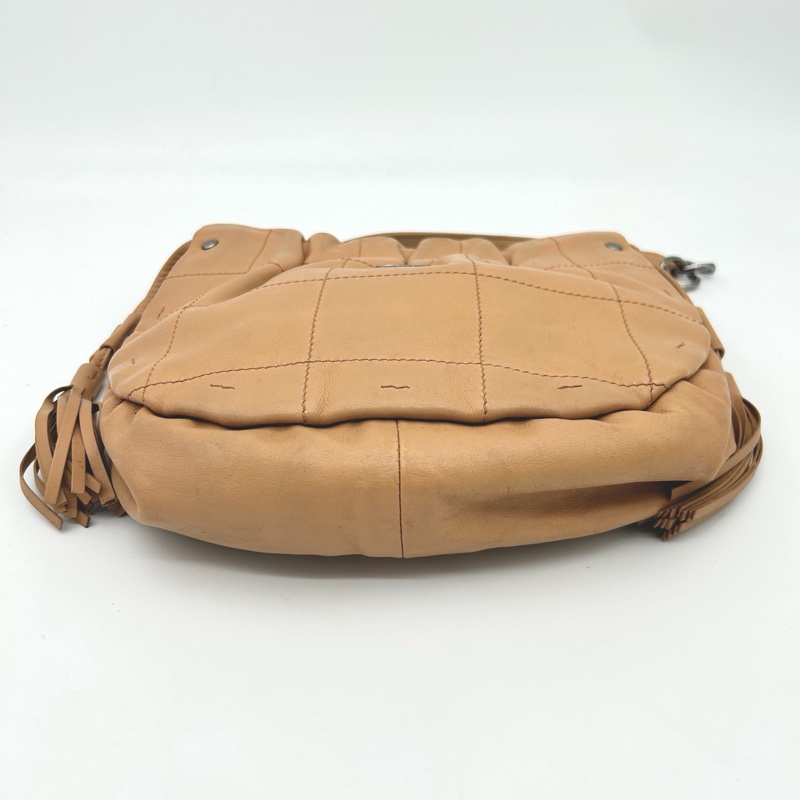 「JL精品代購」 香奈兒卡其色外縫線冰格流蘇抽繩元寶托特手提腋下包-6