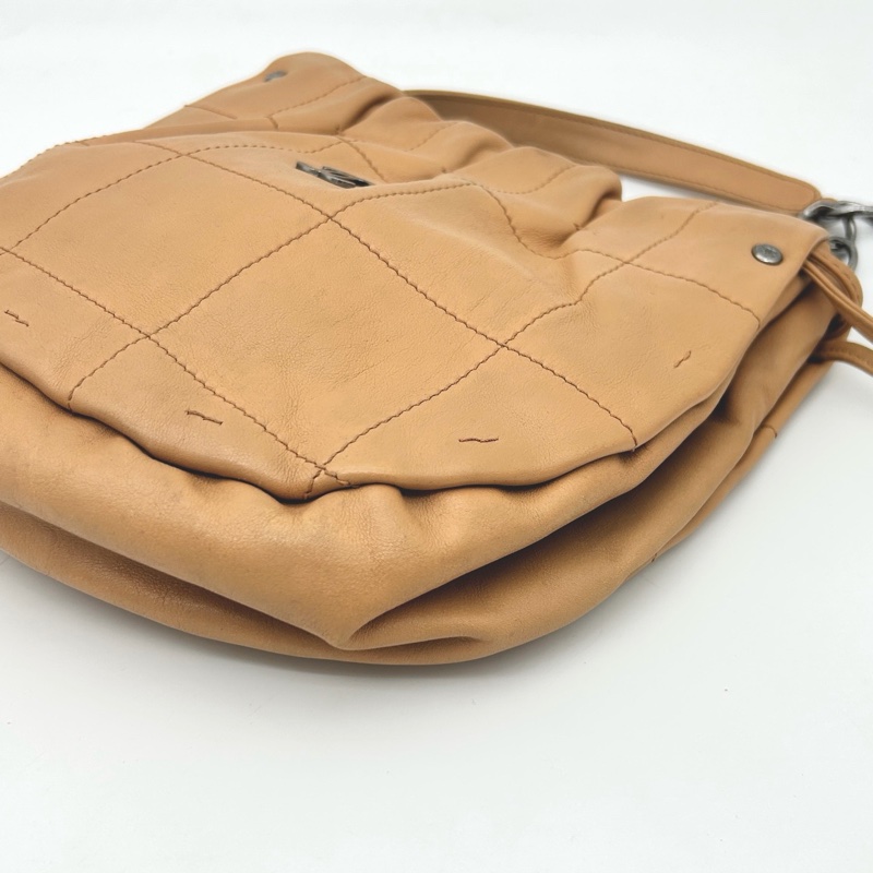 「JL精品代購」 香奈兒卡其色外縫線冰格流蘇抽繩元寶托特手提腋下包-8