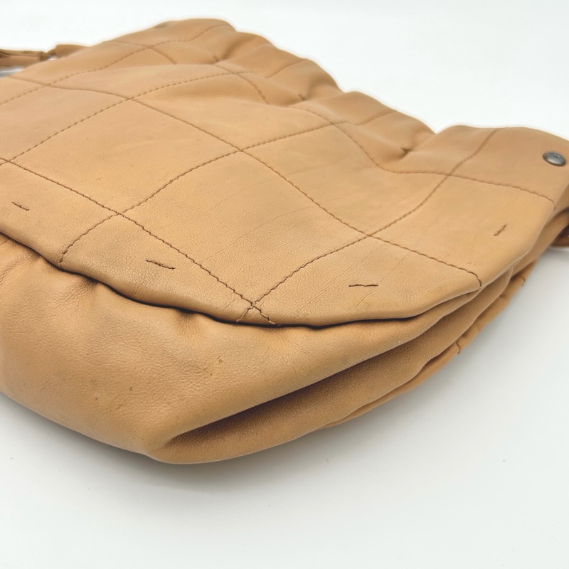 「JL精品代購」 香奈兒卡其色外縫線冰格流蘇抽繩元寶托特手提腋下包-10