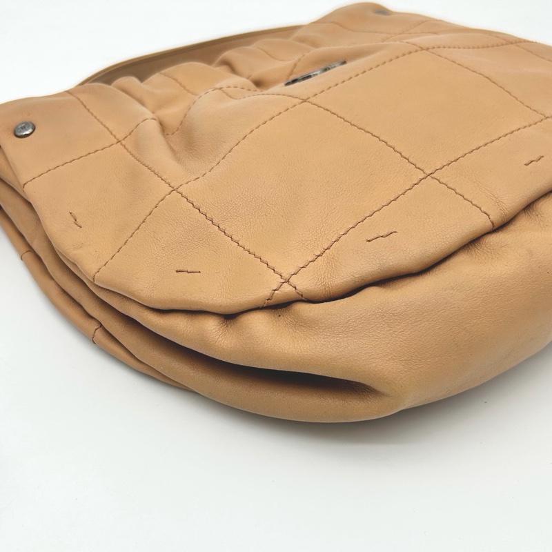 「JL精品代購」 香奈兒卡其色外縫線冰格流蘇抽繩元寶托特手提腋下包-11