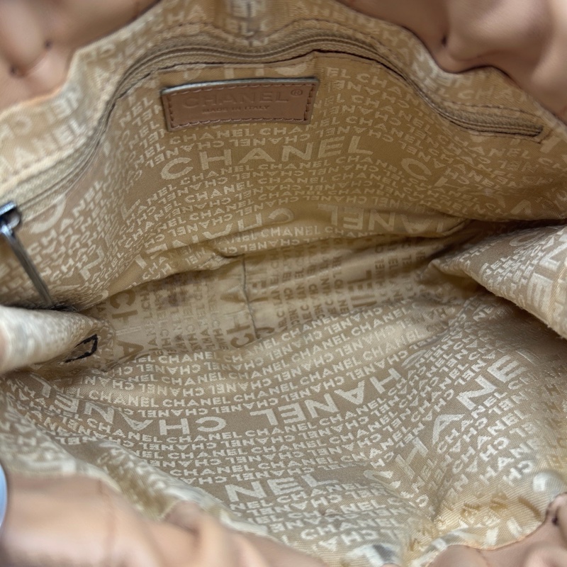 「JL精品代購」 香奈兒卡其色外縫線冰格流蘇抽繩元寶托特手提腋下包-12