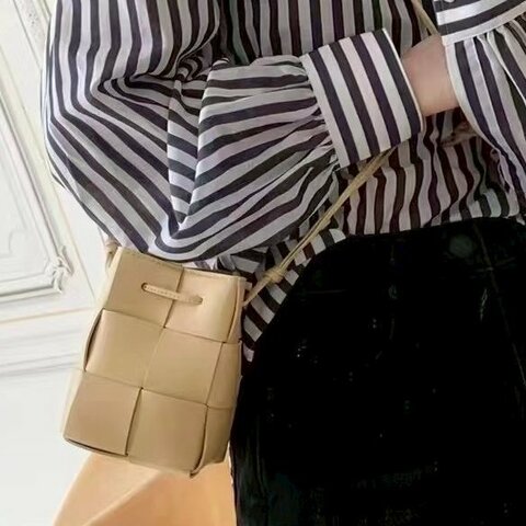 BV米黃小牛皮迷你編織水桶包