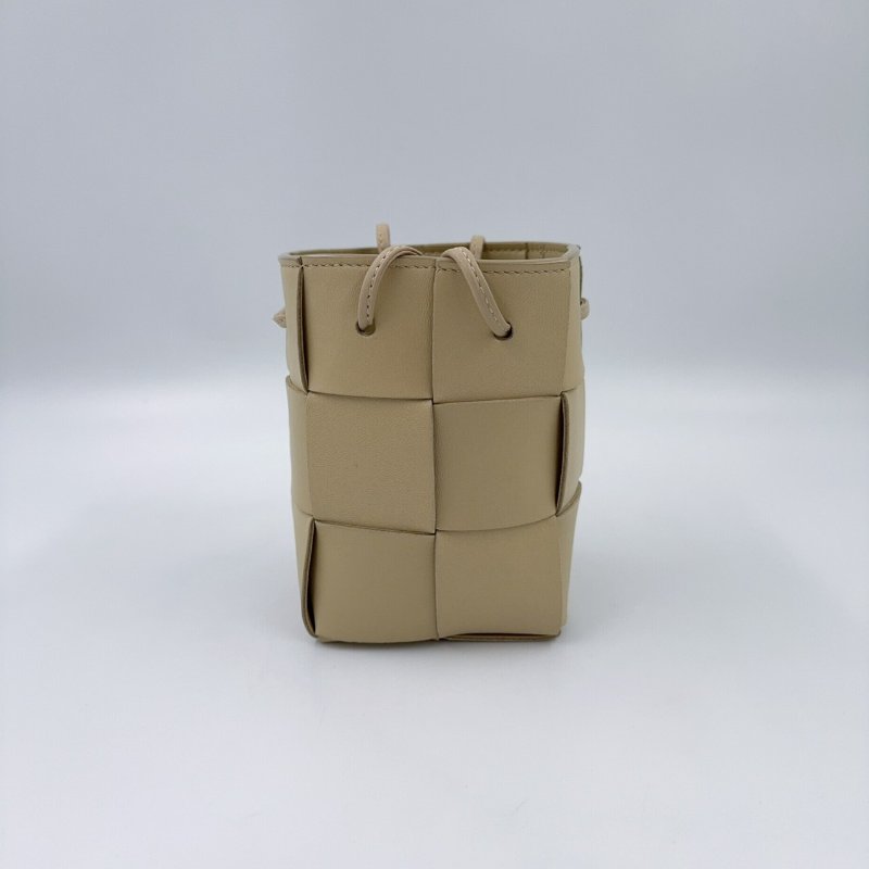 BV米黃小牛皮迷你編織水桶包-2
