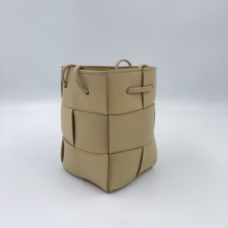 BV米黃小牛皮迷你編織水桶包-3