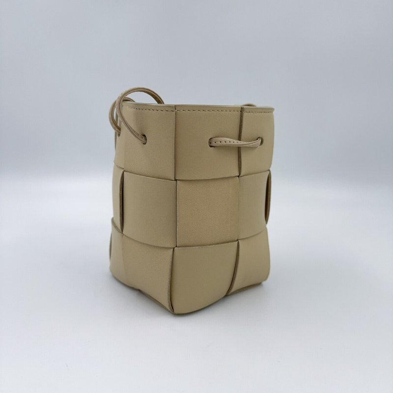 BV米黃小牛皮迷你編織水桶包-4