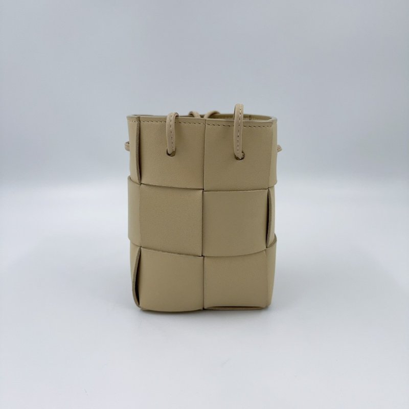 BV米黃小牛皮迷你編織水桶包-5