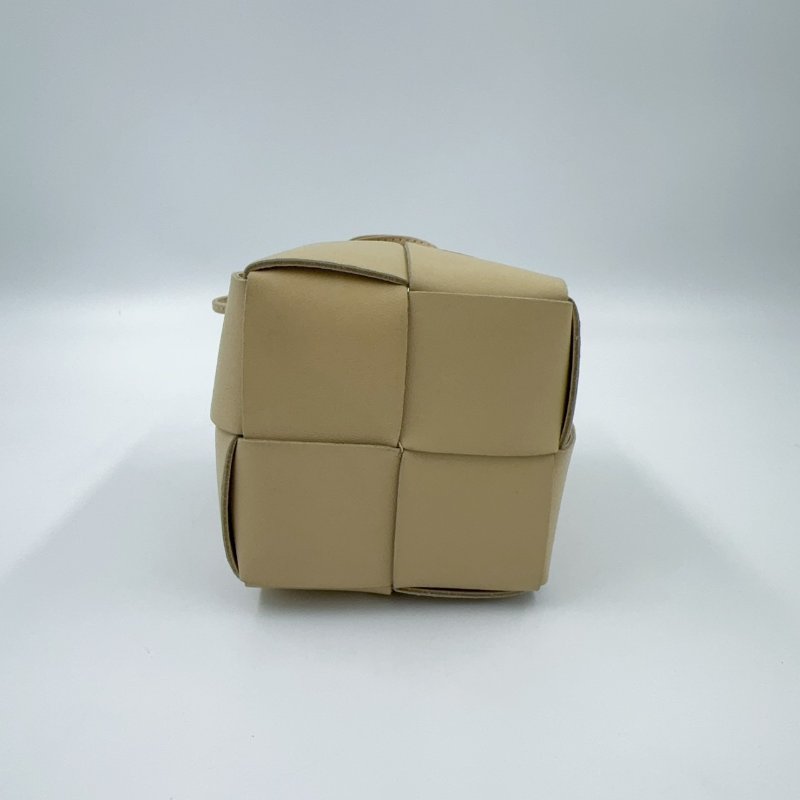 BV米黃小牛皮迷你編織水桶包-6