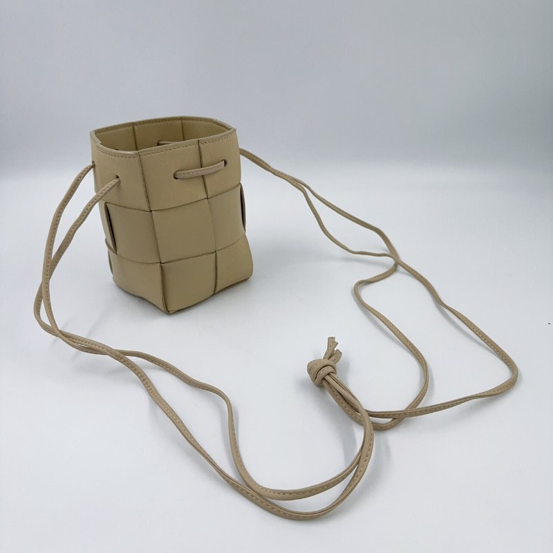 BV米黃小牛皮迷你編織水桶包-8