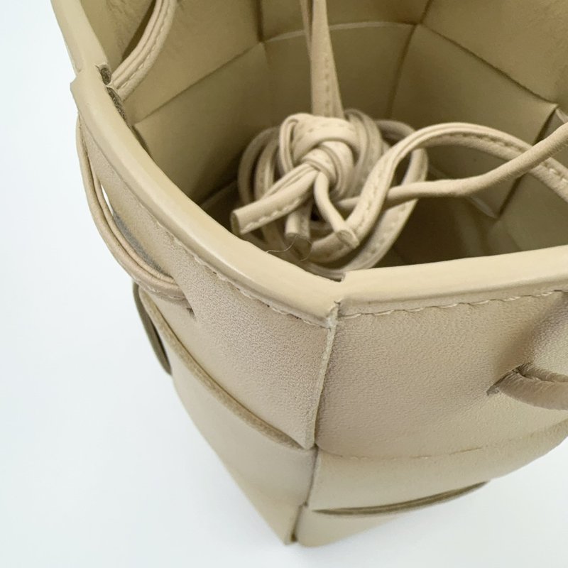 BV米黃小牛皮迷你編織水桶包-9