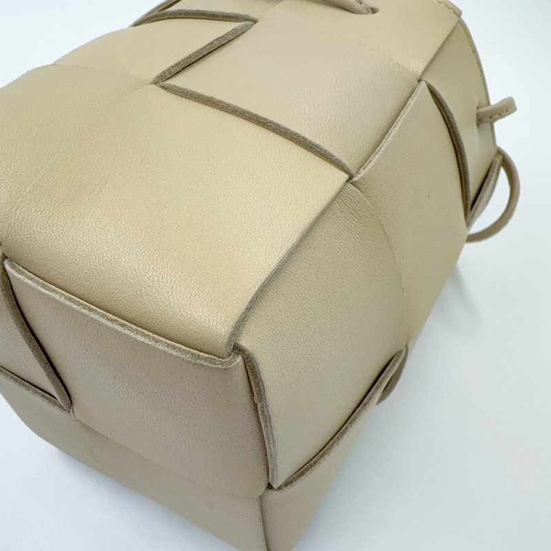 BV米黃小牛皮迷你編織水桶包-10