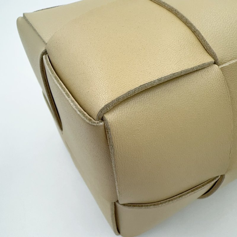 BV米黃小牛皮迷你編織水桶包-11