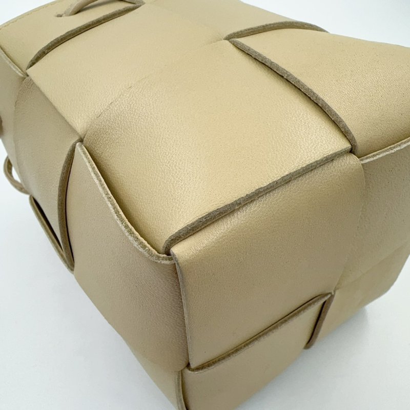 BV米黃小牛皮迷你編織水桶包-12