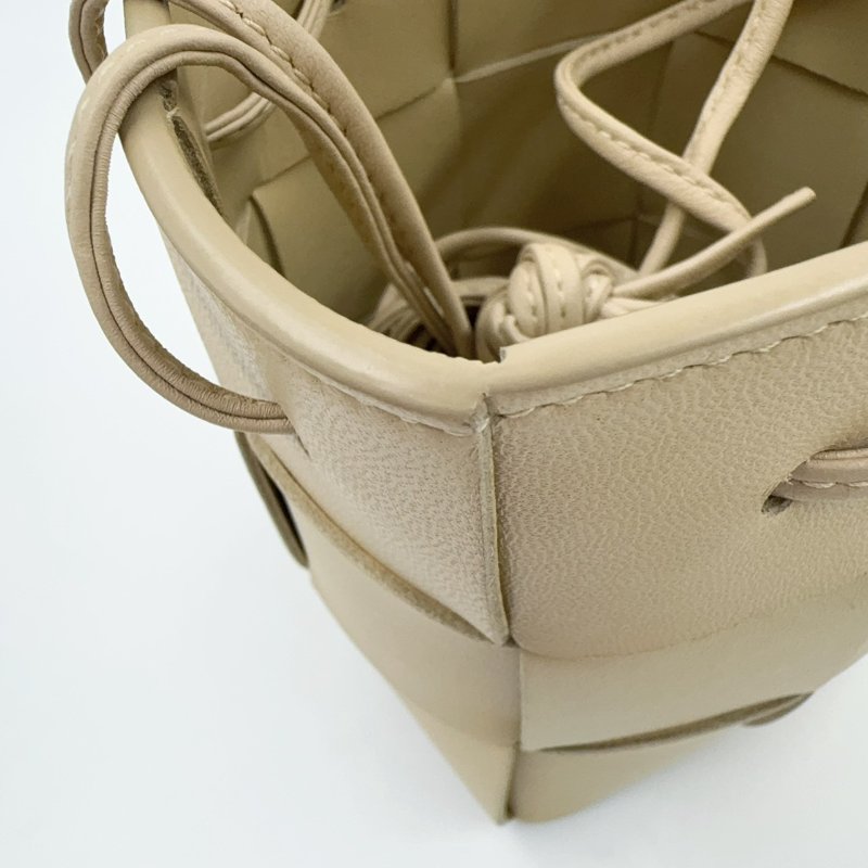 BV米黃小牛皮迷你編織水桶包-13