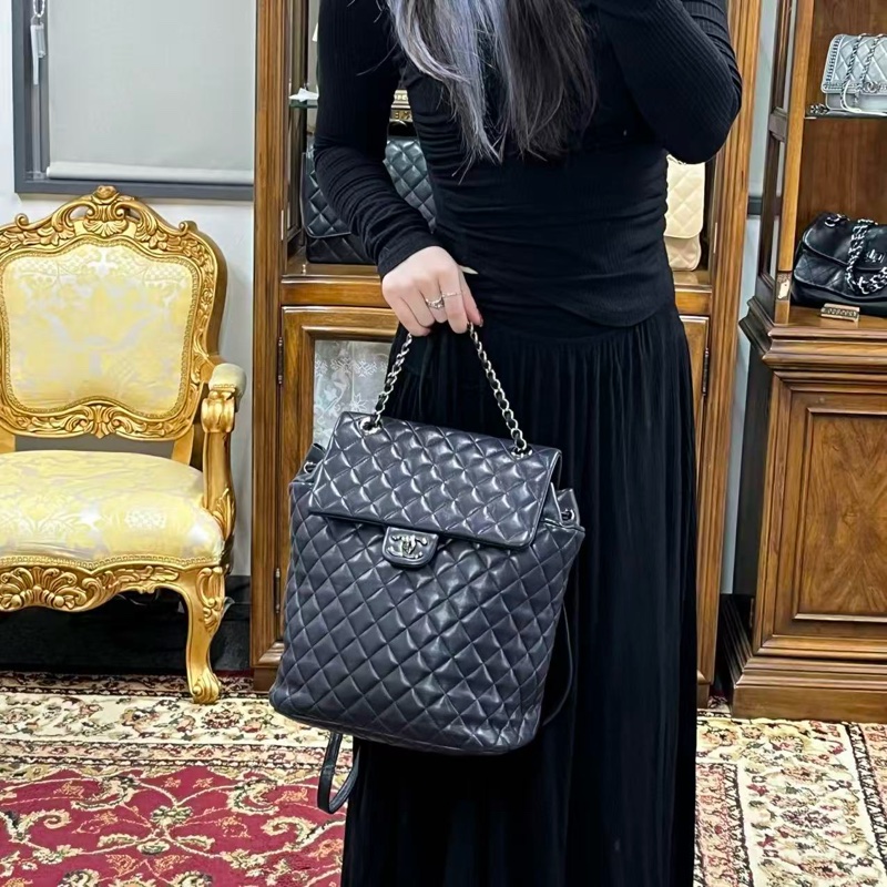 「JL精品代購」 香奈兒深藍銀扣薩爾斯堡雙肩包-2