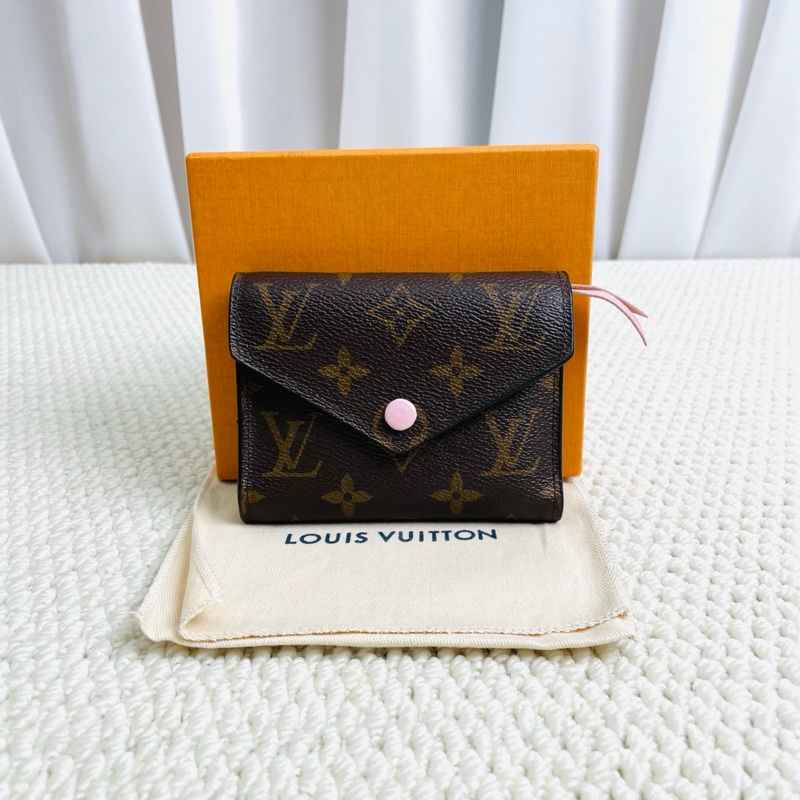 98新Lv 路易威登 老花粉豆豆三折短款錢包 經典老花帆布配粉色內里 附件 盒 塵袋 尺寸12*9cm-0