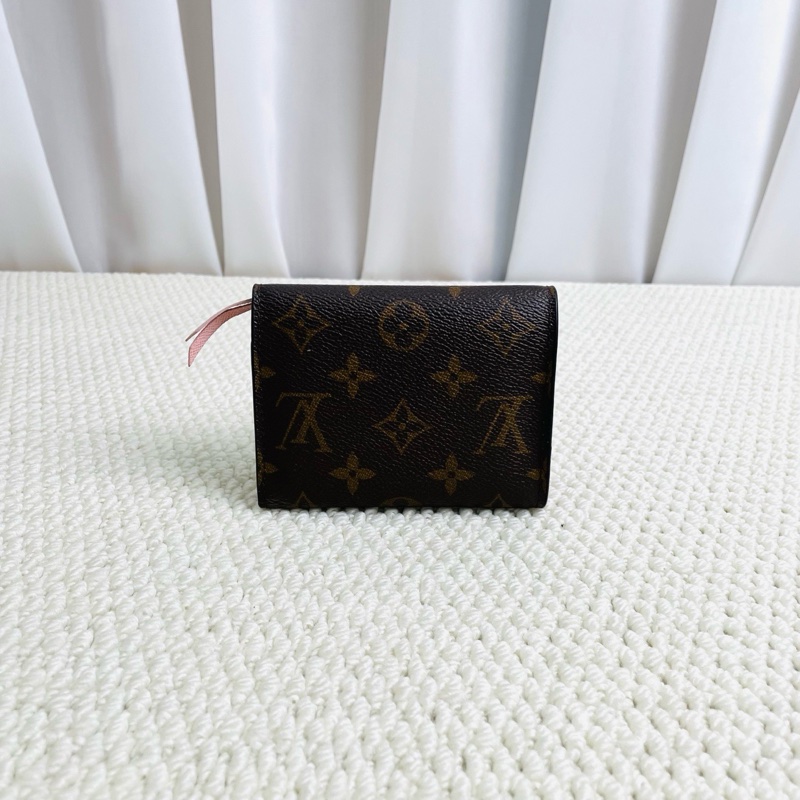 98新Lv 路易威登 老花粉豆豆三折短款錢包 經典老花帆布配粉色內里 附件 盒 塵袋 尺寸12*9cm-1
