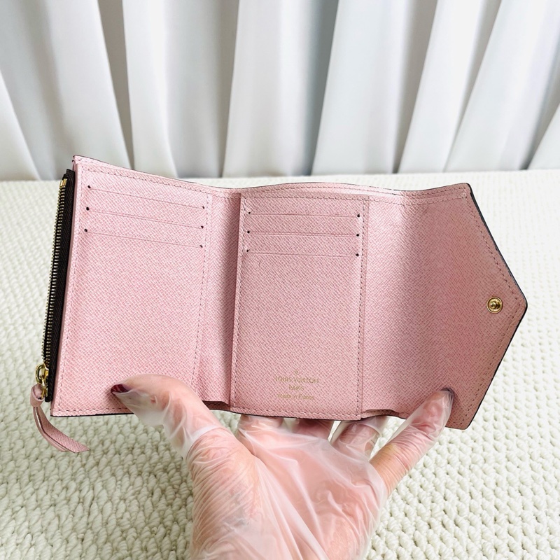 98新Lv 路易威登 老花粉豆豆三折短款錢包 經典老花帆布配粉色內里 附件 盒 塵袋 尺寸12*9cm-3