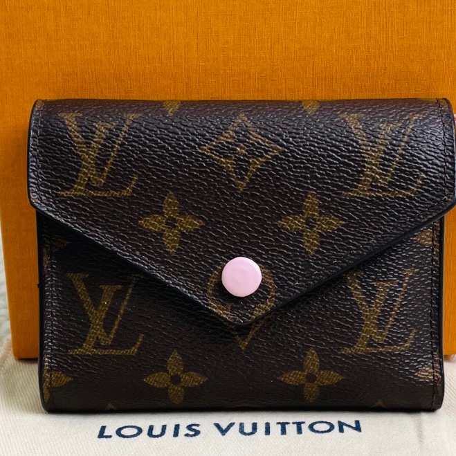 98新Lv 路易威登 老花粉豆豆三折短款錢包 經典老花帆布配粉色內里 附件 盒 塵袋 尺寸12*9cm-4