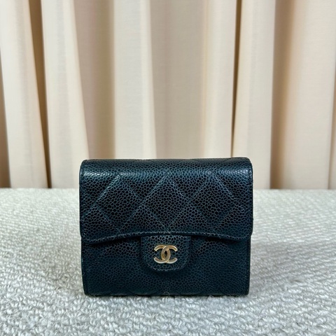 香奈兒Chanel黑金荔枝牛皮三折錢包 尺寸：12*10.5cm