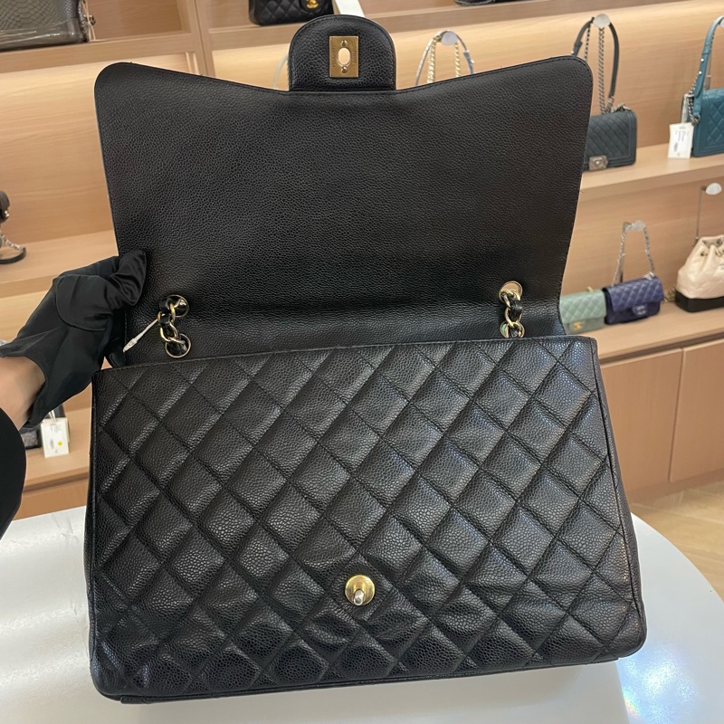 Chanel香奈儿CF包,经典黑色菱格纹,搭配金色金属扣与双色链条肩带,采用荔枝纹-5