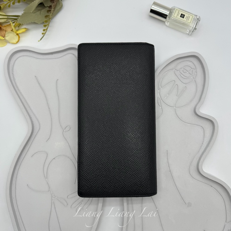 LOUIS VUITTON LV Brazza Taiga牛皮灰黑色長夾-1