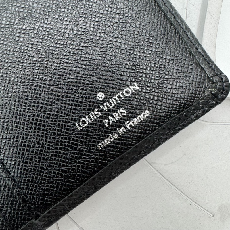 LOUIS VUITTON LV Brazza Taiga牛皮灰黑色長夾-2