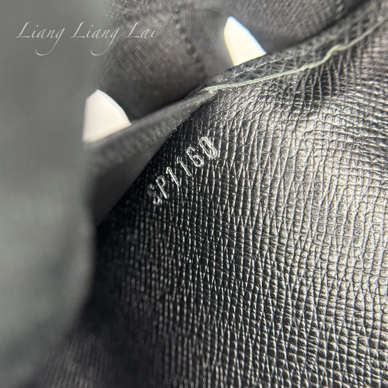 LOUIS VUITTON LV Brazza Taiga牛皮灰黑色長夾-3