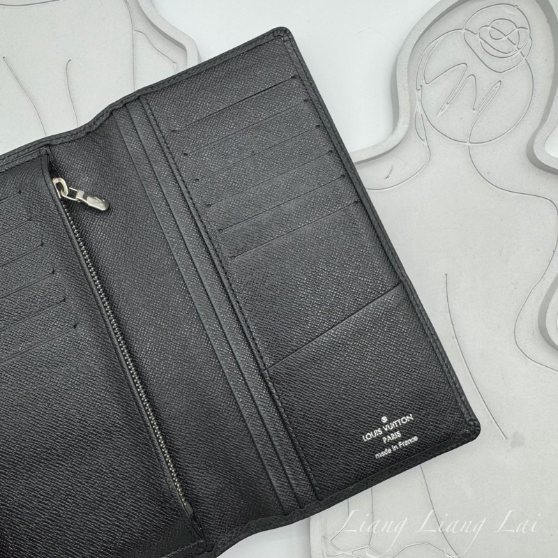 LOUIS VUITTON LV Brazza Taiga牛皮灰黑色長夾-6