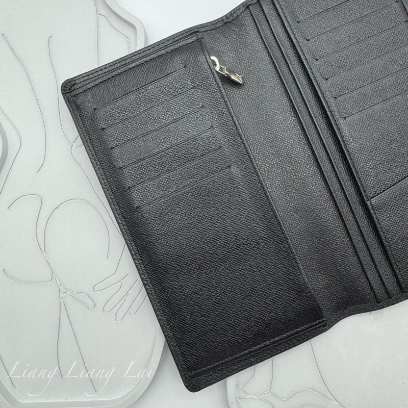 LOUIS VUITTON LV Brazza Taiga牛皮灰黑色長夾-7