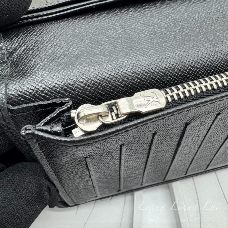 LOUIS VUITTON LV Brazza Taiga牛皮灰黑色長夾-10
