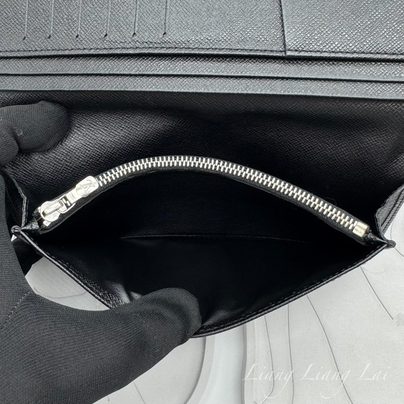 LOUIS VUITTON LV Brazza Taiga牛皮灰黑色長夾-11
