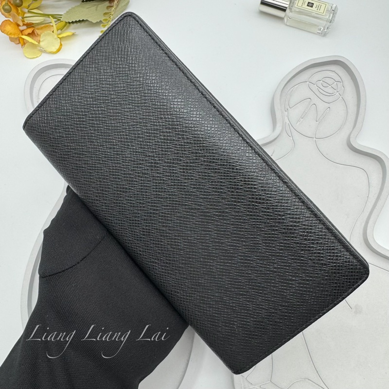 LOUIS VUITTON LV Brazza Taiga牛皮灰黑色長夾-17