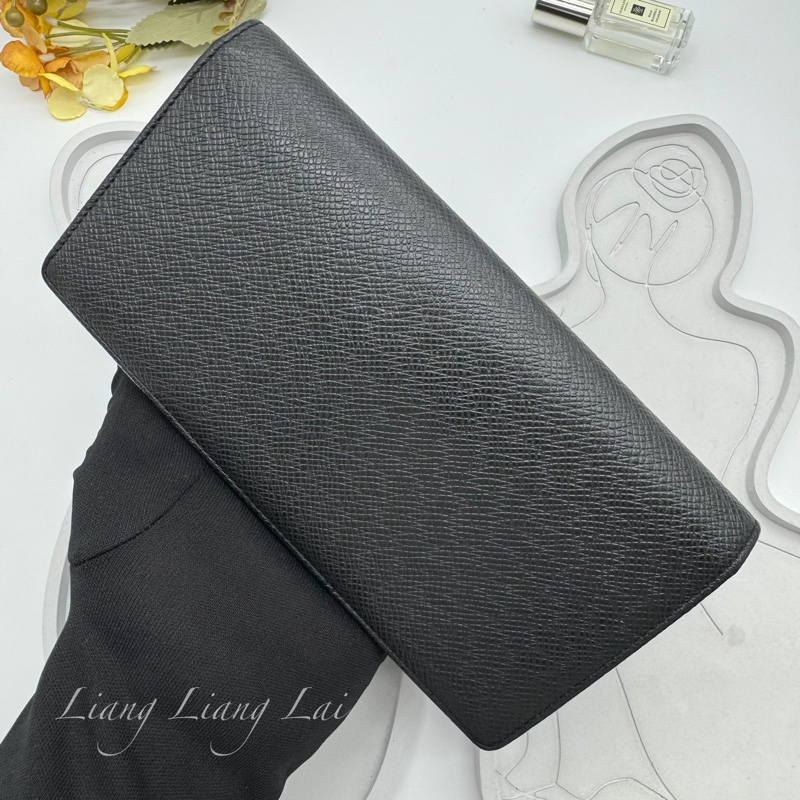 LOUIS VUITTON LV Brazza Taiga牛皮灰黑色長夾-18