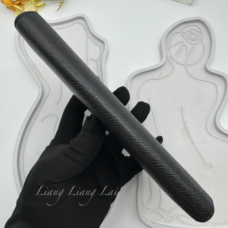 LOUIS VUITTON LV Brazza Taiga牛皮灰黑色長夾-19