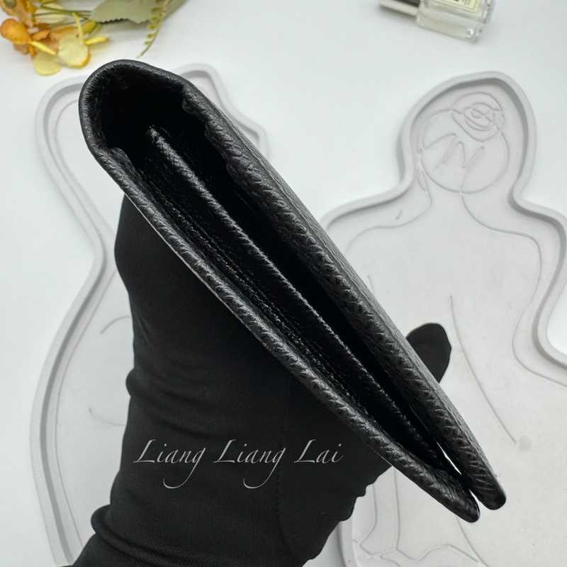 LOUIS VUITTON LV Brazza Taiga牛皮灰黑色長夾-22