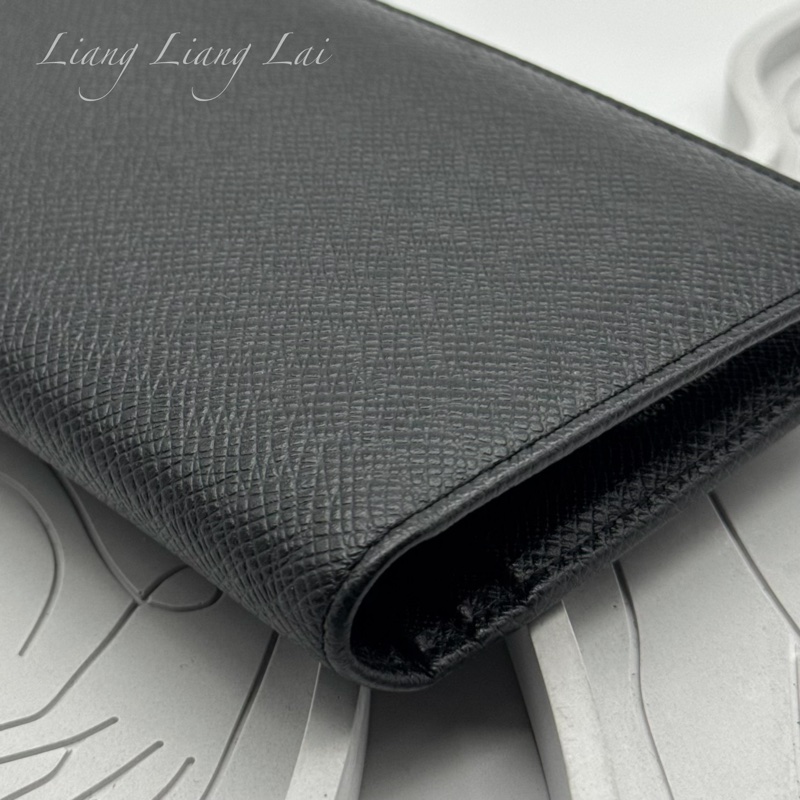 LOUIS VUITTON LV Brazza Taiga牛皮灰黑色長夾-23