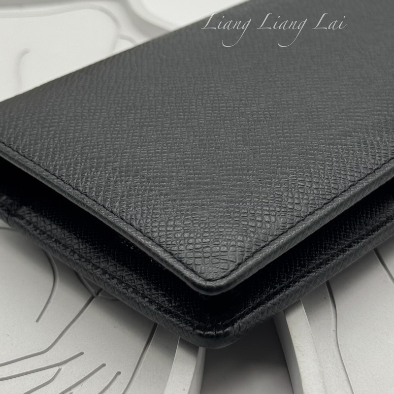 LOUIS VUITTON LV Brazza Taiga牛皮灰黑色長夾-24