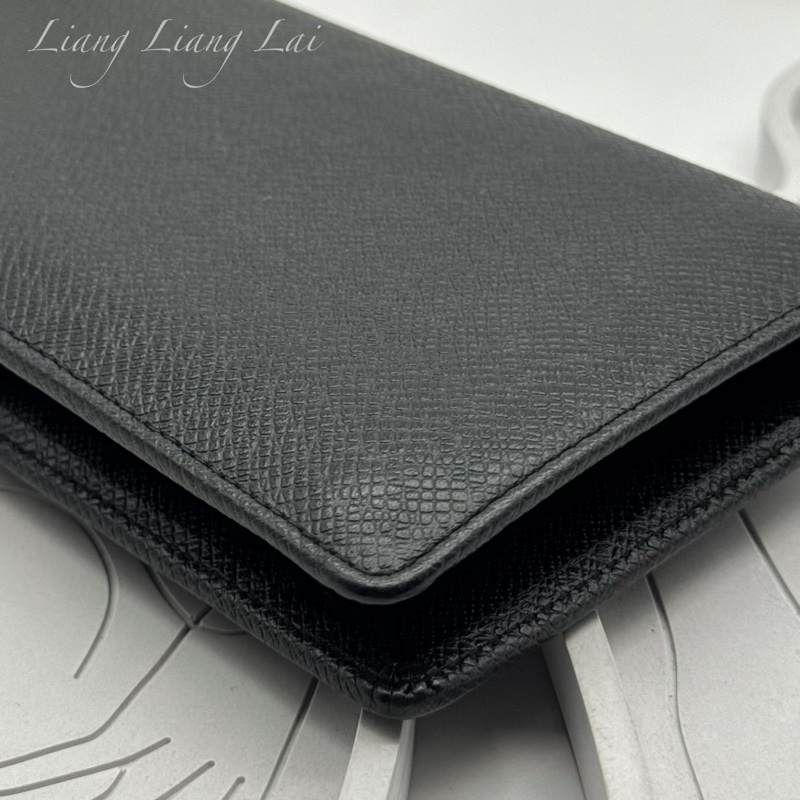 LOUIS VUITTON LV Brazza Taiga牛皮灰黑色長夾-26