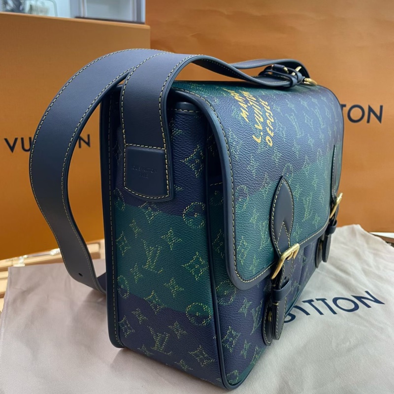 LV sacoche satchel messenger印花金屬菲董郵差包 新款常青藤學院風配色膠囊系列 尺寸約33*12*24cm-2
