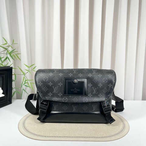 sz yff LV路易威登 芯片款 VOYAGER黑武士郵差包斜挎包單肩包 背攜十分舒適 滿足都市生活的使用需要