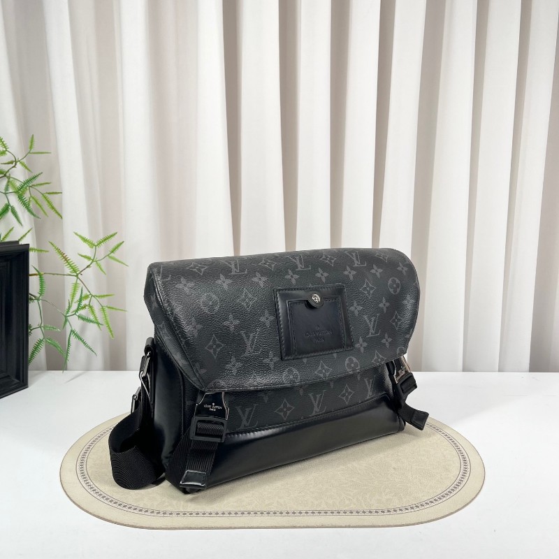 sz yff LV路易威登 芯片款 VOYAGER黑武士郵差包斜挎包單肩包 背攜十分舒適 滿足都市生活的使用需要-3