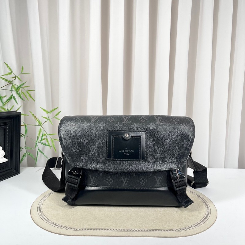 sz yff LV路易威登 芯片款 VOYAGER黑武士郵差包斜挎包單肩包 背攜十分舒適 滿足都市生活的使用需要-5