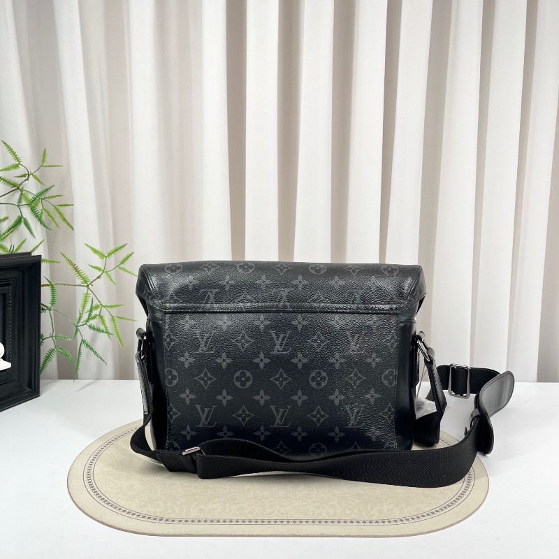 sz yff LV路易威登 芯片款 VOYAGER黑武士郵差包斜挎包單肩包 背攜十分舒適 滿足都市生活的使用需要-6